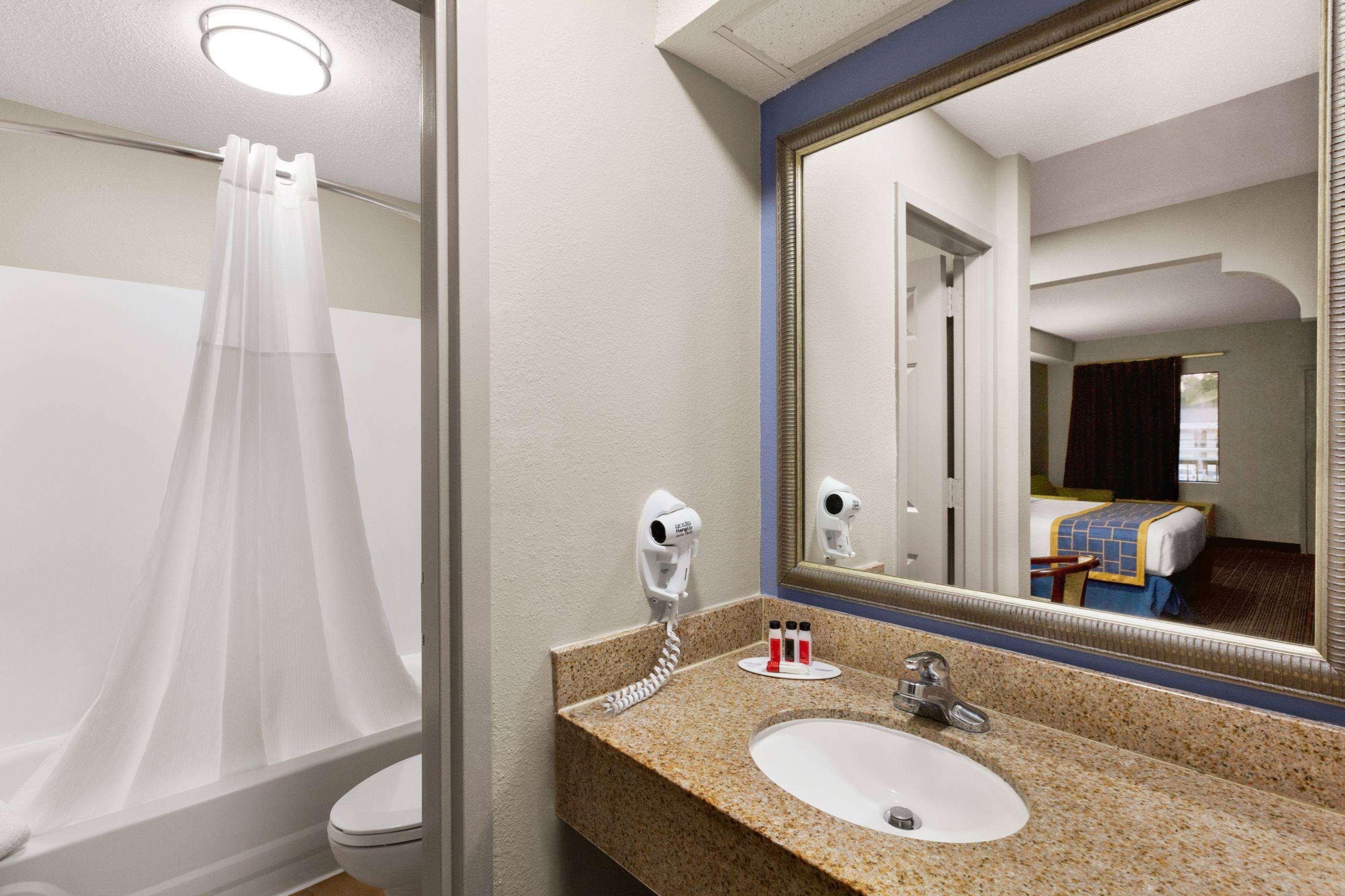 Days Inn & Suites By Wyndham Savannah Midtown Ngoại thất bức ảnh